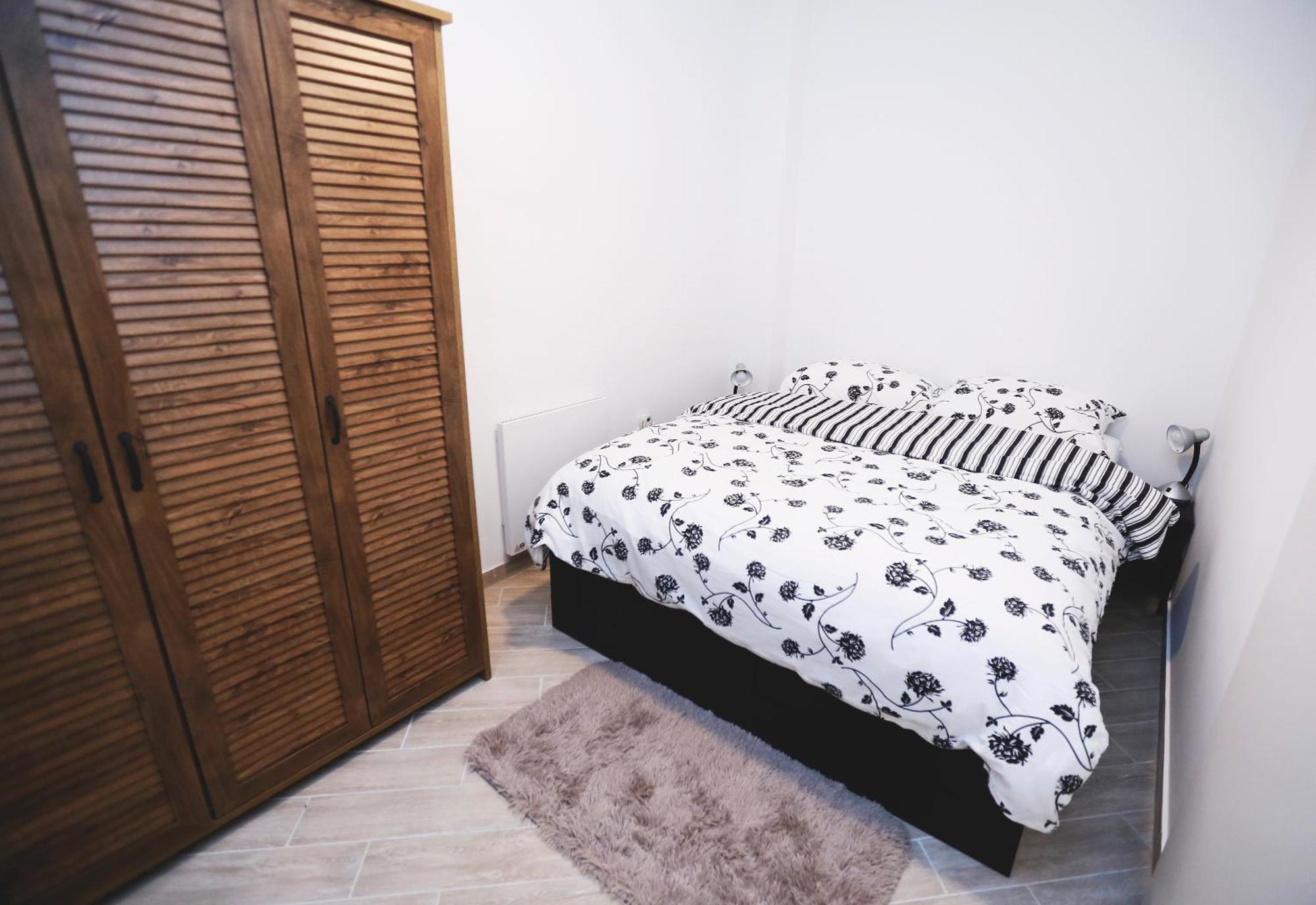 Blue Door - Kvatric Apartment